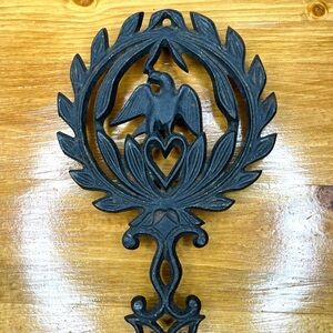 Vintage Black Cast Iron Footed Trivet Eagle Heart Laurel Wreath 8.5” x 5.5”